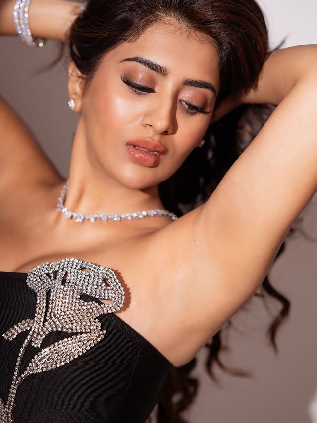 Rashi Singh photo Gallery