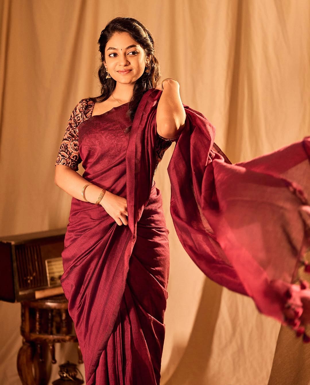 Ivana: సోగసు చూడతరమా.. శారీలో మతిపోగోడుతున్న లవ్‌టుడే బ్యూటీ ఇవానా!