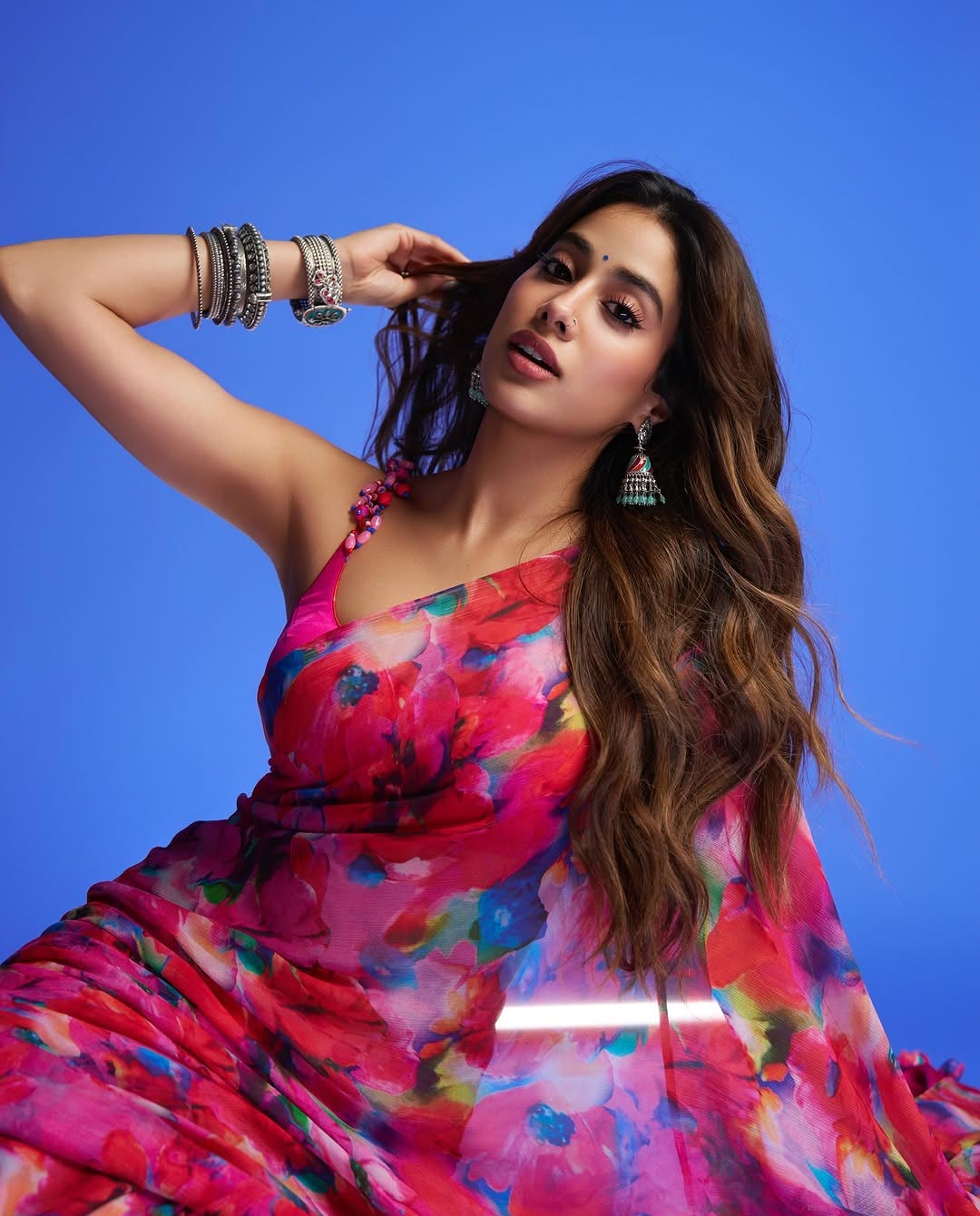 Janhvi Kapoor: పింక్‌ కలర్‌ చీరలో జాన్వీ హోయలు.. క్యూట్‌ లుక్స్‌ మెస్మరైజ్‌ చేస్తున్న బ్యూటీ