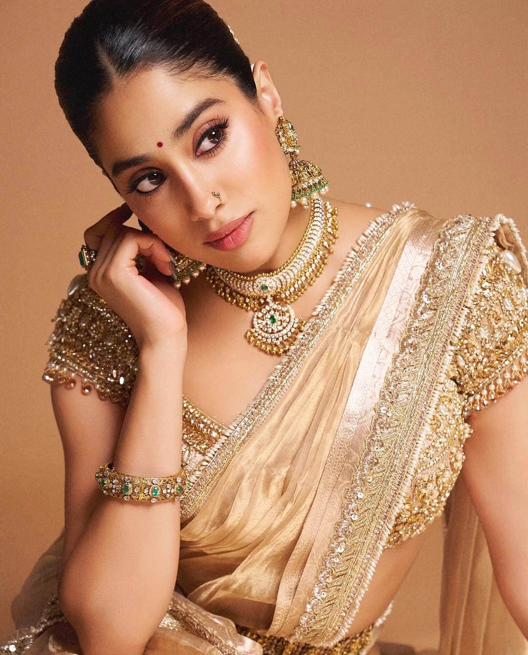 Janhvi Kapoor: అచ్చతెలుగు అమ్మాయిలా చీరకట్టిన జాన్వీ.. పరం సుందరి అంటూ పాడేస్తుకుంటున్న కుర్రకారు
