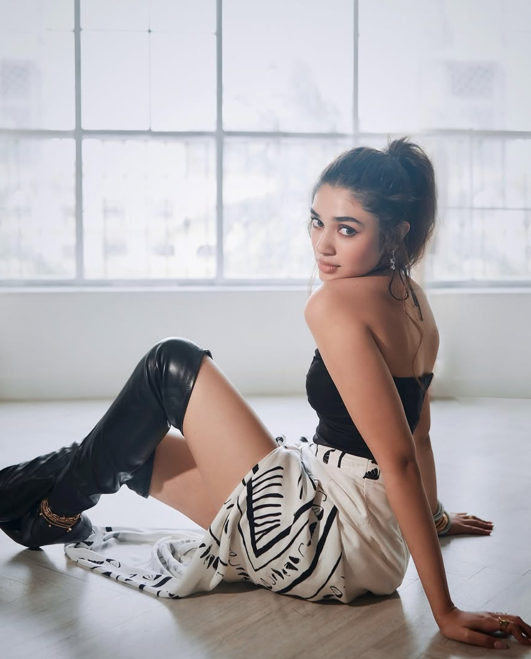 Krithi Shetty: కృతి శెట్టి స్టైలిష్ లుక్.. కత్తిలాంటి చూపులతో కుర్రాళ్లకు వల విసురుతున్న బేబమ్మ