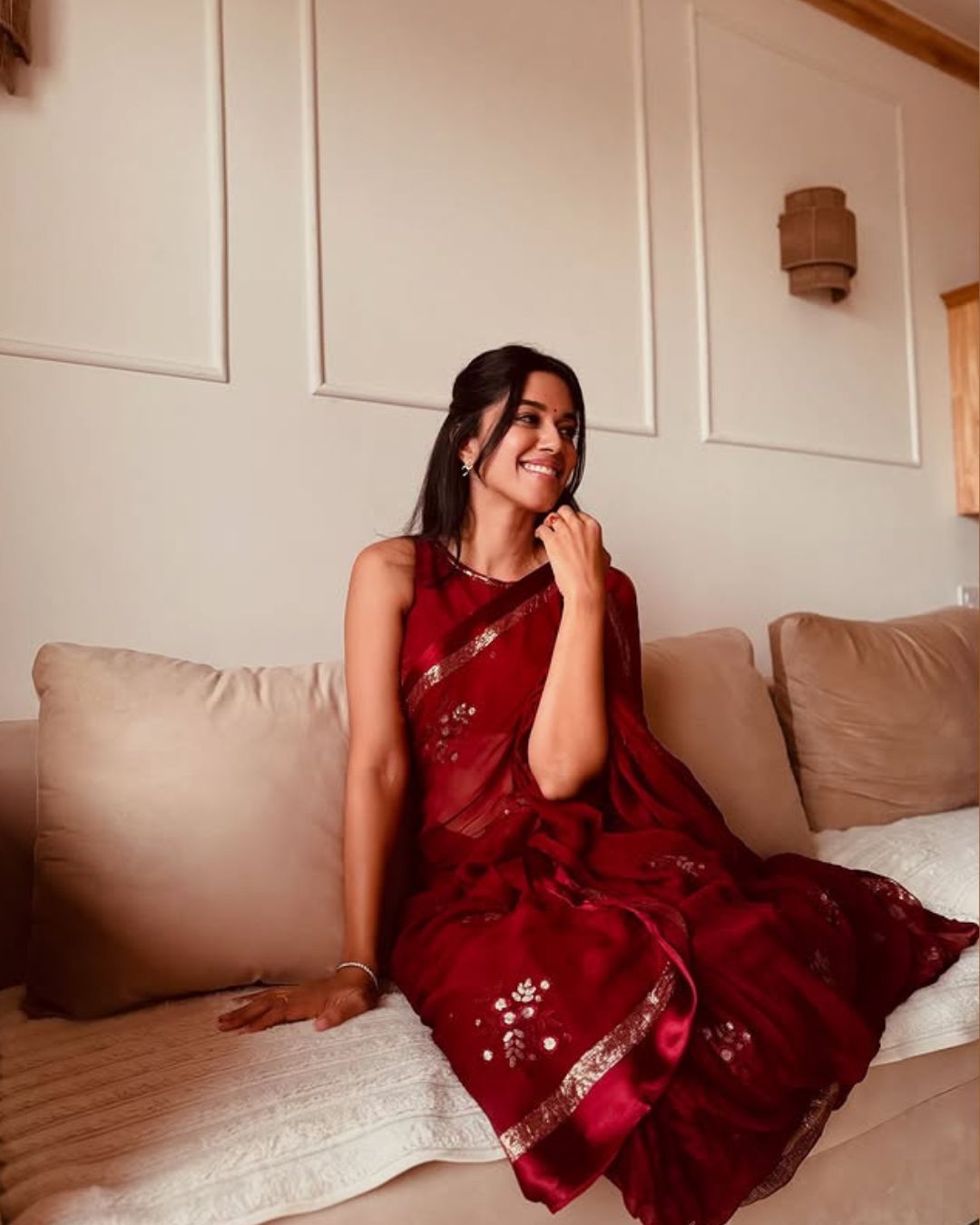 Mirnalini Ravi :  చీరలో సిగ్గుపడుతూ పోజులిచ్చిన మృణాళిని.. స్టిల్స్ అదిరిపోయాయి…