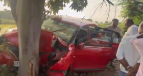 Road Accident: చెట్టును ఢీకొట్టిన కారు.. ఒకరు మృతి, మరో ఆరుగురికి గాయాలు