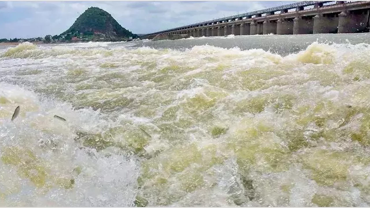 Prakasam Barrage: ప్రకాశం బ్యారేజీకి పోటెత్తిన వరద.. డేంజర్‌లో విజయవాడ