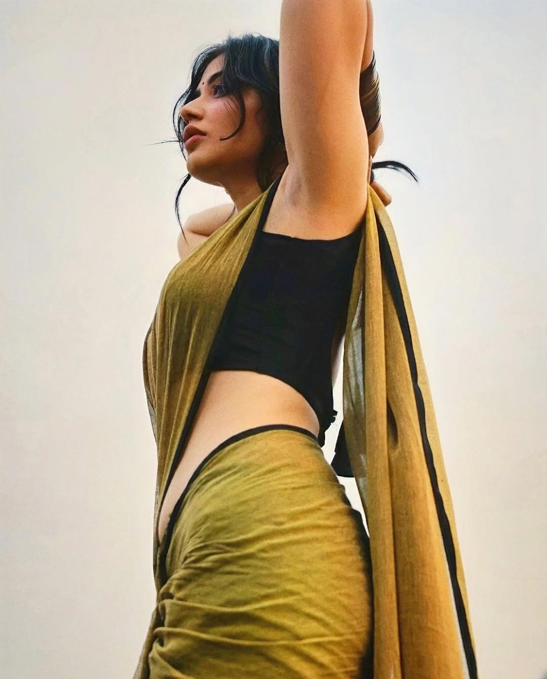 Priyanka Jawalkar: చీరలో అందాలు దాచేస్తూ.. చూపులతో గుచ్చేస్తూ.. కుర్రాళ్లను పిచ్చెక్కిస్తున్న ప్రియాంక జవాల్కర్