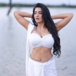 Rashi Singh :  తడి అందాలతో రెచ్చగొడుతున్న రాశి..మైండ్ బ్లాక్ అవుతుందే..!