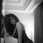 Ritika Singh: కస్సుమనే చూపులతో కాకరేపుతున్న రితిక సింగ్.. కుర్రాళ్ళు తట్టుకోలేరమ్మా..