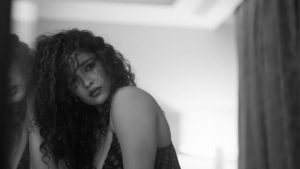 Ritika Singh: కస్సుమనే చూపులతో కాకరేపుతున్న రితిక సింగ్.. కుర్రాళ్ళు తట్టుకోలేరమ్మా..