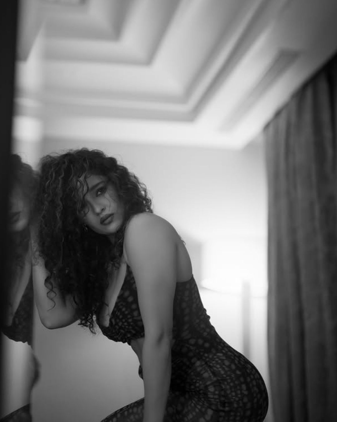 Ritika Singh: కస్సుమనే చూపులతో కాకరేపుతున్న రితిక సింగ్.. కుర్రాళ్ళు తట్టుకోలేరమ్మా..