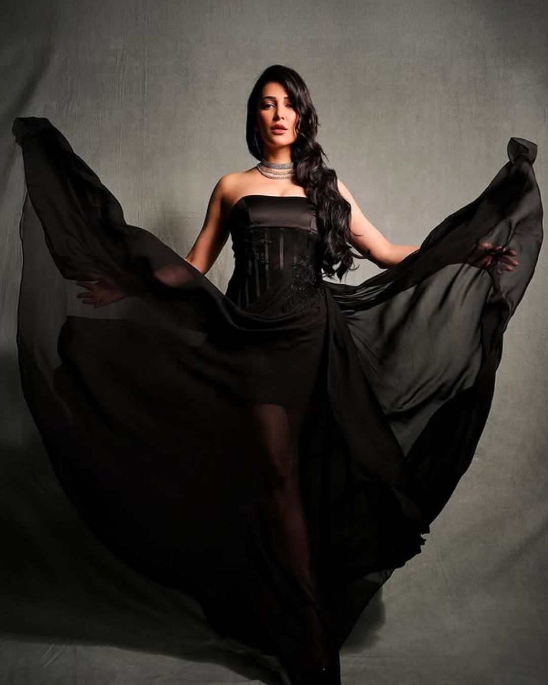 Shruthi Haasan : స్టన్నింగ్ లుక్ లో శృతి హాసన్.. బాపురే మైండ్ బ్లాక్ అవుతుందే..