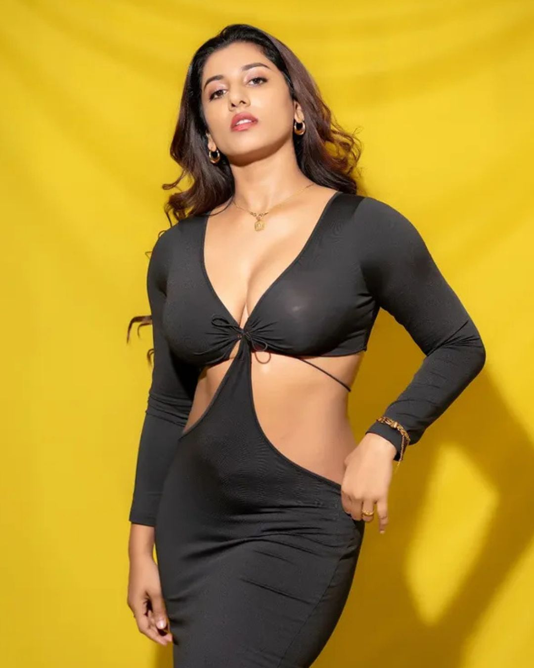 Vishnu Priya : ఏంటా ఫోజులు విష్ణు ప్రియా… కుర్రాళ్లను ఆ చూపుతోనే చంపేస్తావా ?
