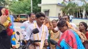 Bapatla news: దివ్యాంగుల ధైర్యం.. బాపట్లలో వినూత్న వివాహం.. ఏకంగా పోలీస్ స్టేషన్ ఎదుటే!