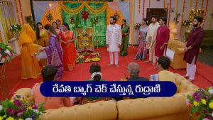 Brahmamudi Serial Today September 12th: ‘బ్రహ్మముడి’ సీరియల్‌: రేవతి బ్యాగ్‌ చెక్‌ చేసిన రుద్రాణి – రుద్రాణి రూంలో దొరికిన నెక్లెస్‌