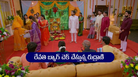 Brahmamudi Serial Today September 12th: ‘బ్రహ్మముడి’ సీరియల్‌: రేవతి బ్యాగ్‌ చెక్‌ చేసిన రుద్రాణి – రుద్రాణి రూంలో దొరికిన నెక్లెస్‌