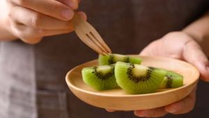 Kiwi Fruit In Breakfast: బ్రెక్ ఫాస్ట్ సమయంలో రోజుకో కివీ ఫ్రూట్ తింటే.. ఈ సమస్యలన్నీ పరార్ !