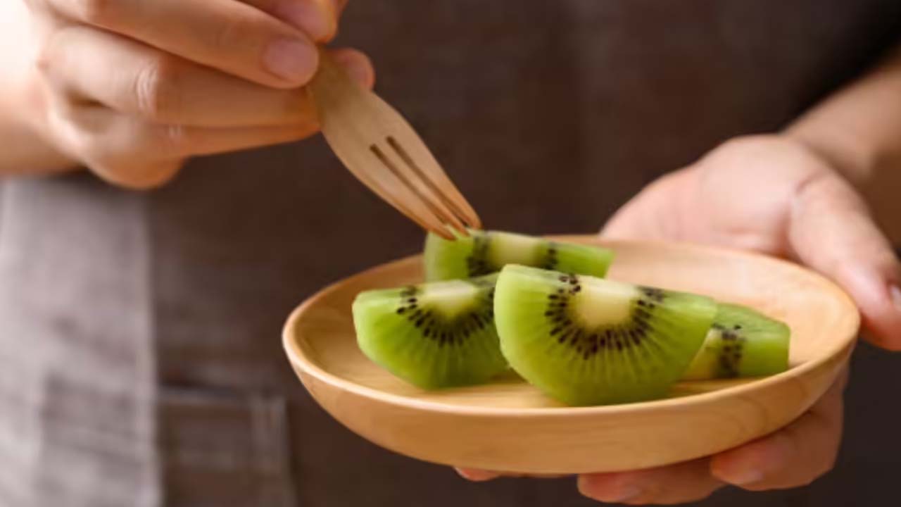 Kiwi Fruit In Breakfast: బ్రెక్ ఫాస్ట్‌లో రోజుకో కివీ ఫ్రూట్ తింటే.. ఈ సమస్యలన్నీ పరార్ !