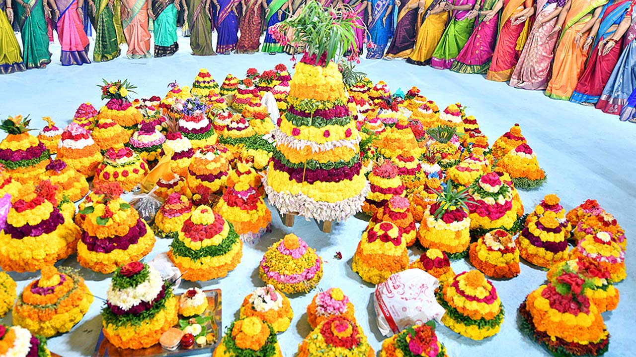 Bathukamma 2025: తెలంగాణలో బతుకమ్మ పండగను ఎందుకు జరుపుకుంటారు ? అసలు కారణం ఇదే !