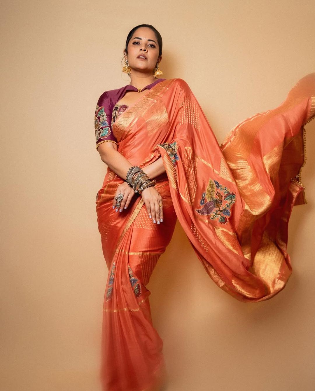 Anasuya Bharadwaj: ట్రెడిషన్ ని కాస్త ఫ్యాషన్ గా మార్చేసిన అనసూయ.. ఇది కదా ఫ్యాషన్ సెన్స్ అంటే!