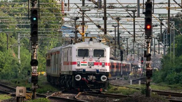 IRCTC – Aadhaar: వెంటనే ఇలా చేయండి.. లేకపోతే అక్టోబర్ 1 నుంచి టికెట్ల బుకింగ్ కష్టమే!