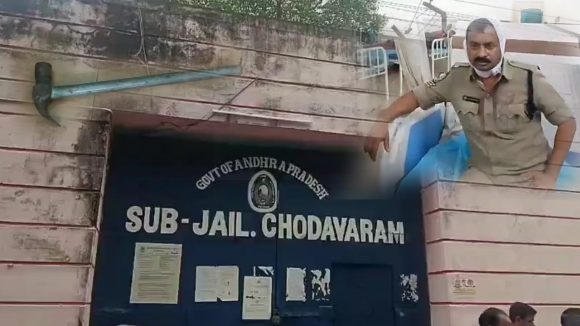Anakapalli crime: పోలీసులపై సుత్తితో దాడి చేసి ఖైదీలు పరార్.. ఏపీలో ఘటన!