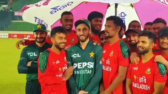 Asia Cup 2025 : ఒకే గొడుగు కిందికి పాకిస్తాన్, బంగ్లా ప్లేయర్స్… ఇద్దరు ఇండియాకు శత్రువులే.. క్రేజీ వీడియో వైరల్