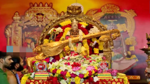 Indrakeeladri Rush: కిక్కిరిసిన ఇంద్రకీలాద్రి.. తిరుమల తరహాలో ఏర్పాట్లు.. నది స్నానాలపై నిషేధం