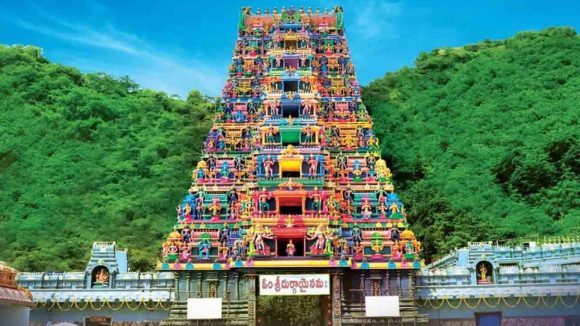 Durgamma Temple: ఇంద్రకీలాద్రి టెంపుల్‌లో అపచారం.. ముగ్గురు వ్యక్తులు చెప్పులను ధరించి టెంపుల్‌లోకి..?