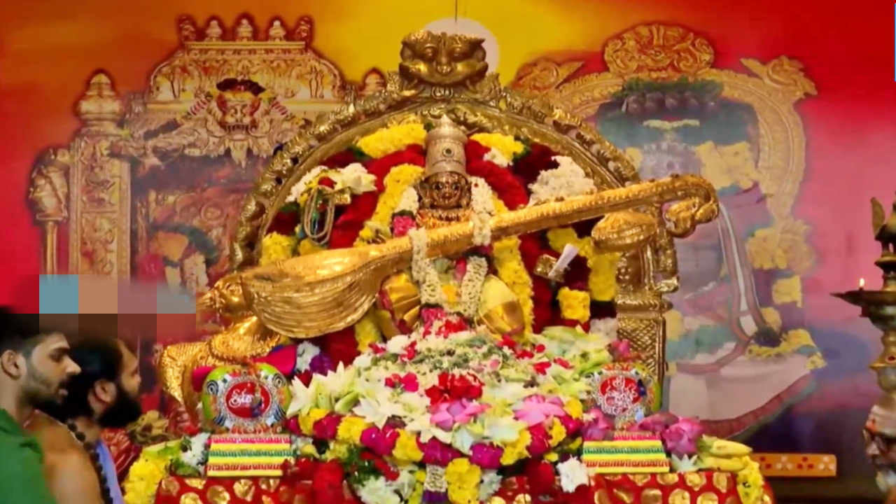 Indrakeeladri Rush: కిక్కిరిసిన ఇంద్రకీలాద్రి.. తిరుమల తరహాలో ఏర్పాట్లు.. నది స్నానాలపై నిషేధం