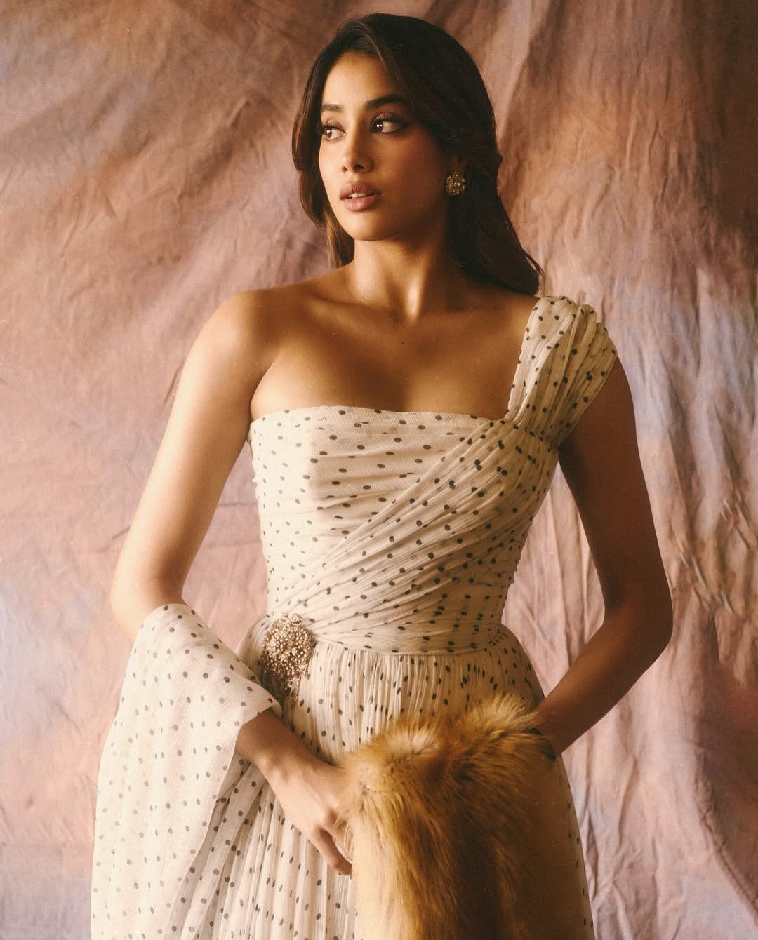 Janhvi kapoor: దేవకన్యను తలపిస్తున్న జాన్వీ కపూర్.. ఫోటోలు వైరల్!