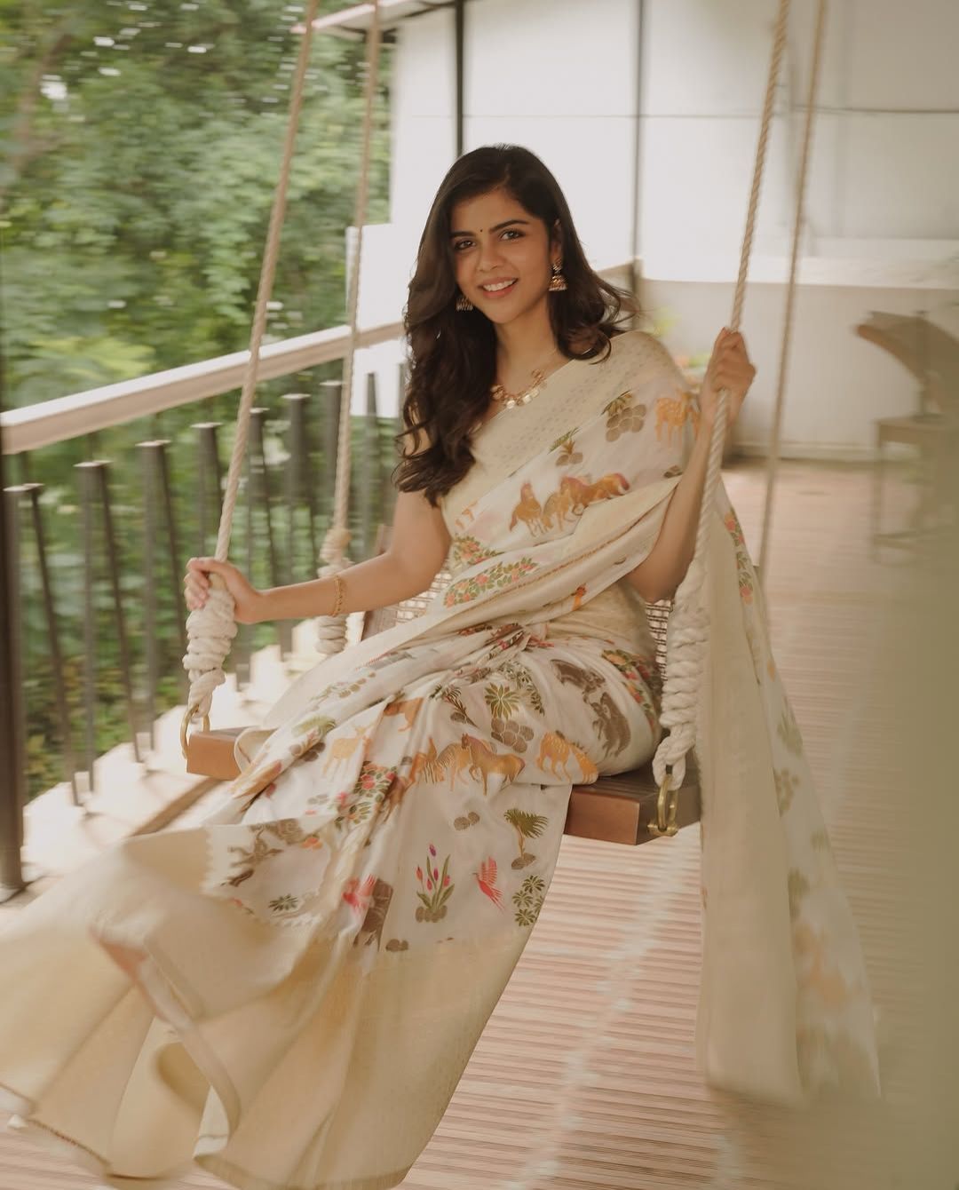 Kalyani Priyadarshan: అబ్బా చీరకట్టులో చక్కిలిగింతలు పెట్టిన కళ్యాణి ప్రియదర్శన్!