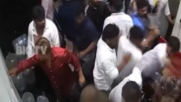 Kondapur News: హైదరాబాద్‌లో దారుణం.. బౌన్సర్లను చితికబాదిన కస్టమర్లు.. వీడియో వైరల్