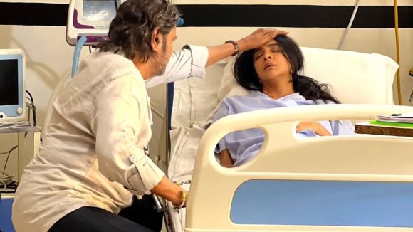 Manchu Lakshmi: హాస్పిటల్ బెడ్ పై మంచు లక్ష్మీ.. ఆందోళనలో ఫ్యాన్స్!