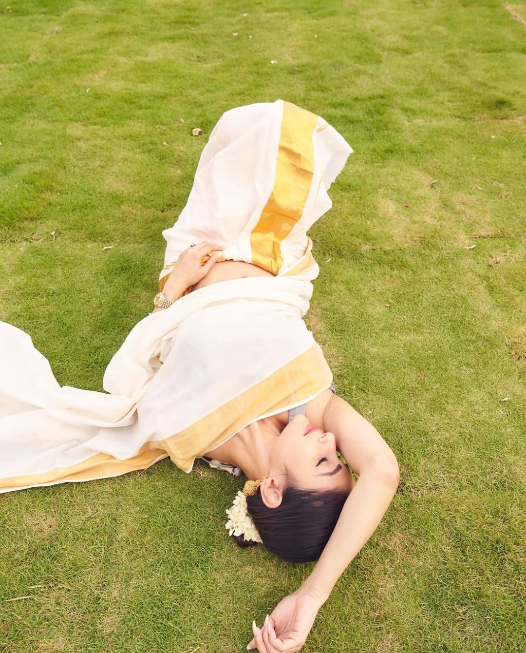 Mouni Roy: ఓనమ్ స్పెషల్.. సాంప్రదాయంగా కనిపిస్తూనే చెమటలు పట్టించిన బ్యూటీ!