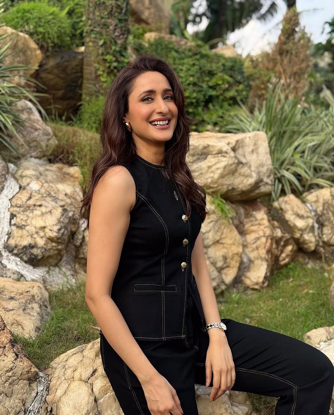 Pragya jaiswal: రాళ్లపై ఆ ఫోజులేంటి మేడమ్.. లుక్స్ అదుర్స్!