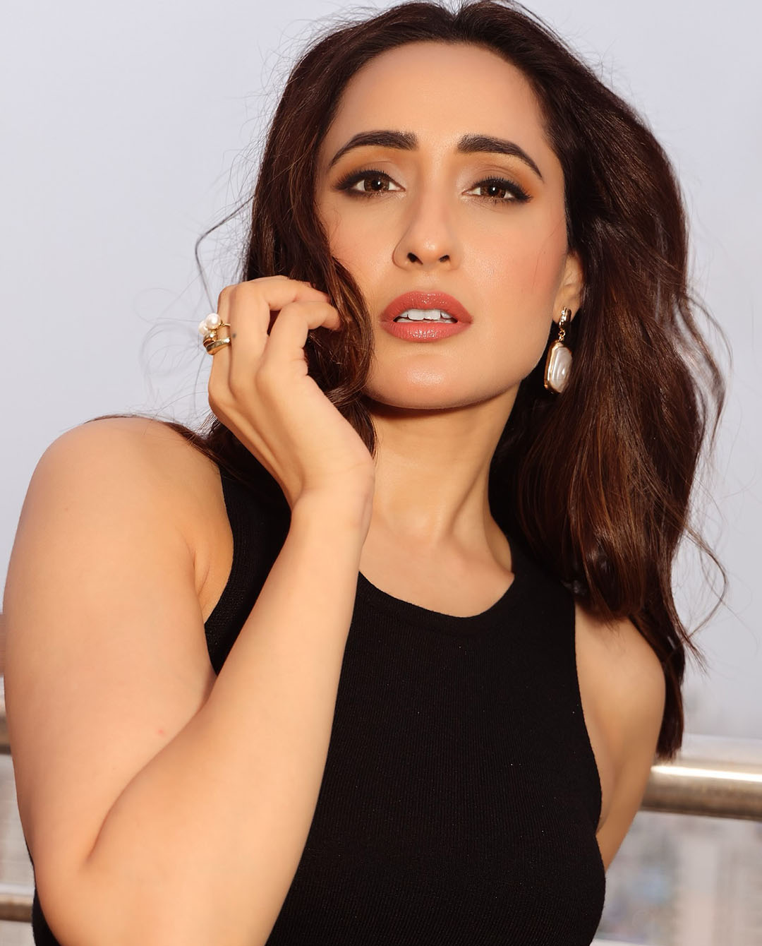 Pragya Jaiswal: బ్లాక్ డ్రెస్ లో ప్రగ్యా జైస్వాల్ ఘాటు ఫోజులు.. క్యూట్ స్మైల్ తో మతిపోగోడుతున్న భామ