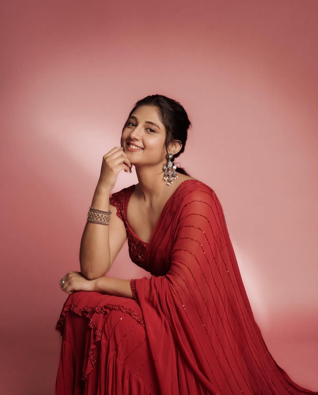 Ritika Nayak: ఆ స్మైల్ తోనే చంపేస్తున్న మిరాయ్ బ్యూటీ.. ఏం అందం బాబూ!