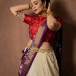 SreeMukhi: పరికిణీలో పరువాల విందు వడ్డిస్తున్న శ్రీముఖి!