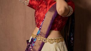 SreeMukhi: పరికిణీలో పరువాల విందు వడ్డిస్తున్న శ్రీముఖి!