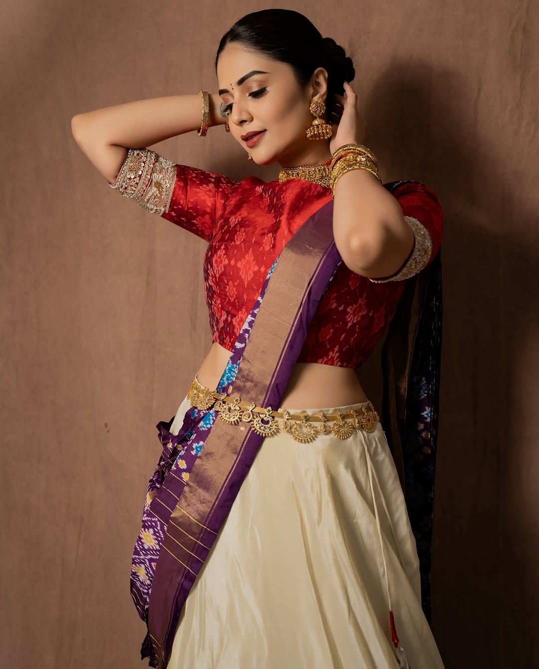 SreeMukhi: పరికిణీలో పరువాల విందు వడ్డిస్తున్న శ్రీముఖి!