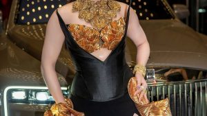 Urvashi Rautela: బ్లాక్ అవుట్ ఫిట్ లో రెచ్చగొడుతున్న ఊర్వశీ!