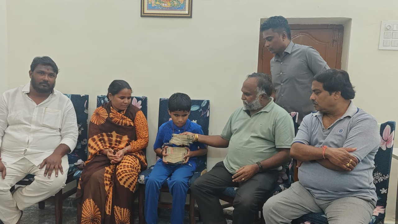 Jagga Reddy Humanity: కళ్లు కనిపించని ఆ బాలుడి పాట విని చలించిపోయిన జగ్గారెడ్డి.. స్పాట్‌లోనే ఎన్ని లక్షలు ఇచ్చారంటే?