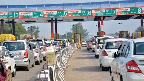 Toll Plaza Crowd: అమ‌లులోకి కొత్త రూల్స్‌.. టోల్ ప్లాజాల వద్ద భారీగా రద్దీ!