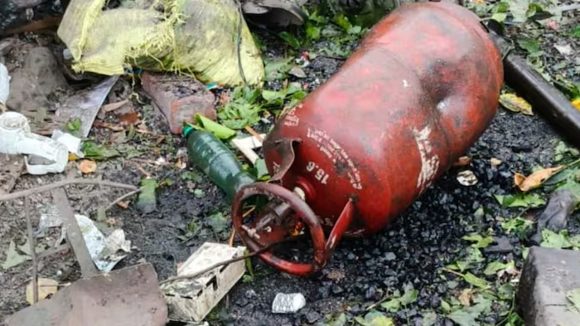 Gas Cylinder Blast: ఒకేసారి పేలిన  గ్యాస్ సిలెండర్, వాషింగ్ మిషన్.. ముగ్గురికి తీవ్రగాయాలు