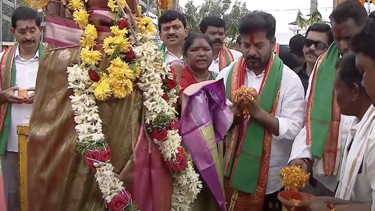 CM Revanth Reddy: సమ్మక్క-సారక్కలకు నిలువెత్తు బంగారం సమర్పించిన సీఎం రేవంత్