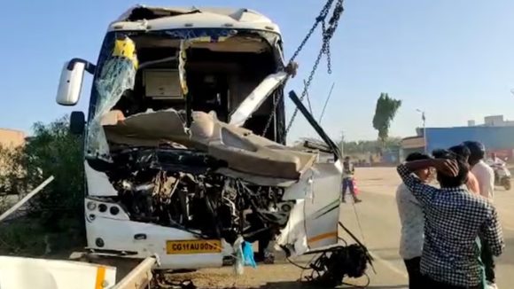 Nizamabad Bus Accident: లారీని ఢీకొట్టి డివైడర్ పైకి దూసుకెళ్లిన బస్సు.. స్పాట్ లోనే 22 మంది