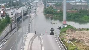 Hyderabad Rains: హైదరాబాద్‌లో భారీ వర్షాలు.. నార్శింగ్-హిమాయత్‌‌సాగర్ సర్వీస్ రోడ్డు క్లోజ్..