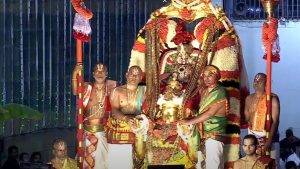 Tirumala Garuda Seva: భక్తులతో కిక్కిరిసిన తిరుమల.. అంగరంగ వైభవంగా శ్రీవారి గరుడ సేవ