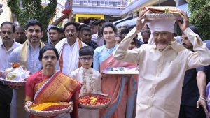 AP CM Chandrababu: అమ్మవారికి పట్టు వస్త్రాలు సమర్పించిన.. సీఎం చంద్రబాబు