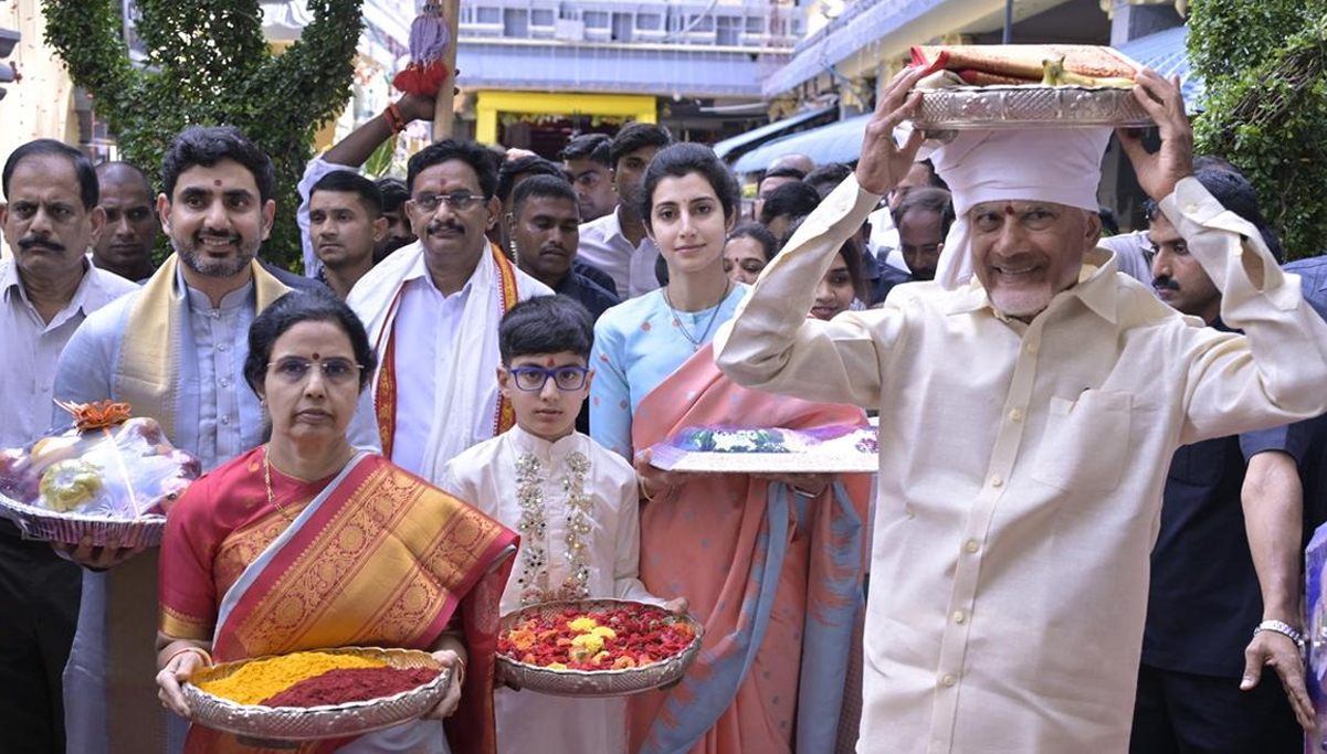 AP CM Chandrababu: అమ్మవారికి పట్టు వస్త్రాలు సమర్పించిన.. సీఎం చంద్రబాబు