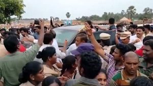 Home Minister Anitha: హోంమంత్రి అనితకు నిరసన సెగ.. కాన్వాయ్ అడ్డగింత